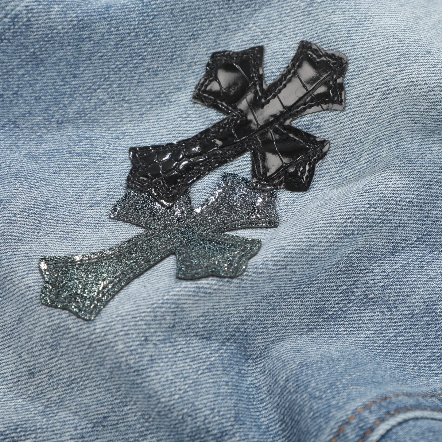 P260 Chromehearts washed blue starry sky crocodile patch leather jeans adopt starry sky theme leather elements, mostly presented in the shape of a cross, with glitter on the leather surface. Unique design, simple and elegant details, exquisite workmanship, the entire trousers are neatly routed, and the details are in place! Ceiling-level jeans, a pair that is hard to find at the counter. About Zangyin, this is an extremely luxurious fashion brand that can also be called the aristocrat of the high street. It has always been an exclusive brand for some hipsters or the rich second generation. It is more luxurious and noble than ordinary high streets. It is more fashionable and individual than luxury brands. Top heavy industry fashion design has always been created in high street luxury style. Speaking of this style, Zangyin family and GU family are definitely the leading representative brands, especially the Zangyin family's creation of high street style. It has really achieved a state-of-the-art effect. The color system of this model is made of unique washed materials. It is already quite eye-catching. It is decorated with pink patchwork cross flowers, which cleverly highlights the charm of the brand. Secondly, this model adopts a classic high-waist cutting design, which highlights the long legs and fashionable temperament of the upper body. The brand is highly recognizable and the slim-fitting configuration is more suitable for daily wear. Personality, fashion, and specification interpretation are all at a glance. Needless to say, materials and craftsmanship. As an excellent craftsman brand, Zangyin’s requirements for details and craftsmanship are really perfect. The washed color of this model has gone through a lot of processes, not to mention the embellishment of the denim appliqués. It is also purely hand-made and sewn. Just like what they believe in, only hand-made things have soul and have the meaning of wearing. A top-notch heavy-duty fashionable denim item. Recommended by both hands. Size: 28/30/32/34/36 Waist: 73/78/83/88/93 Knee: 52/53.5/55/56.5/58 Pants length: 100/102/104/106/108